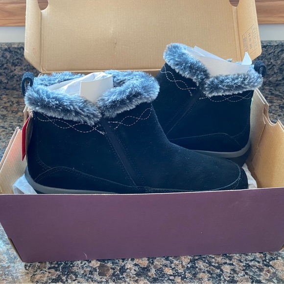 Skechers Women's Black and Gray Fur-Top Boots - Picture 8 of 8